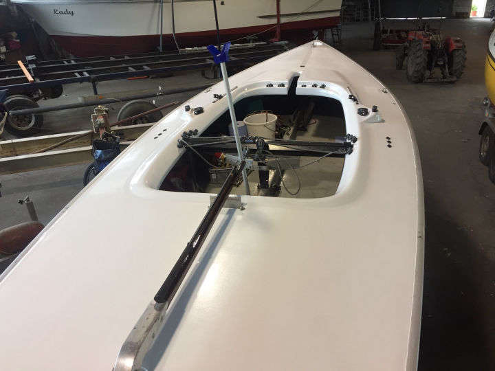 Das Deck einer Dyas in frischem 2K Weiß